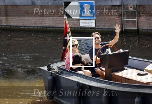 Amsterdam 21 mei 2020
Nicolette v dam en Bas Smit varen met dochters op de boot door de Amsterdamse grachten.