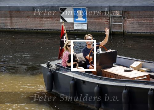 Amsterdam 21 mei 2020
Nicolette v dam en Bas Smit varen met dochters op de boot door de Amsterdamse grachten.