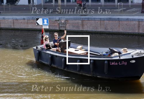 Amsterdam 21 mei 2020
Nicolette v dam en Bas Smit varen met dochters op de boot door de Amsterdamse grachten.