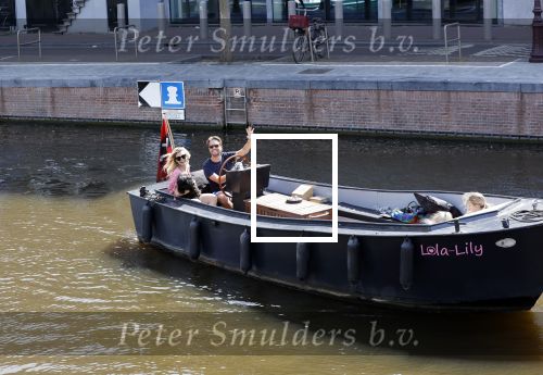 Amsterdam 21 mei 2020
Nicolette v dam en Bas Smit varen met dochters op de boot door de Amsterdamse grachten.