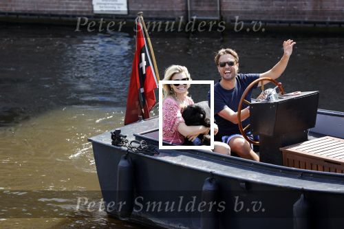 Amsterdam 21 mei 2020
Nicolette v dam en Bas Smit varen met dochters op de boot door de Amsterdamse grachten.