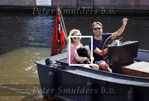Amsterdam 21 mei 2020
Nicolette v dam en Bas Smit varen met dochters op de boot door de Amsterdamse grachten.