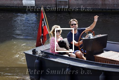 Amsterdam 21 mei 2020
Nicolette v dam en Bas Smit varen met dochters op de boot door de Amsterdamse grachten.