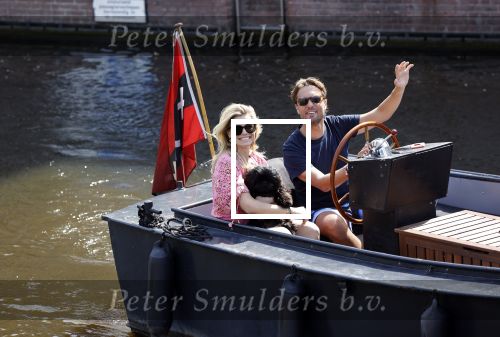 Amsterdam 21 mei 2020
Nicolette v dam en Bas Smit varen met dochters op de boot door de Amsterdamse grachten.