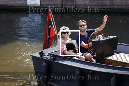 Amsterdam 21 mei 2020
Nicolette v dam en Bas Smit varen met dochters op de boot door de Amsterdamse grachten.