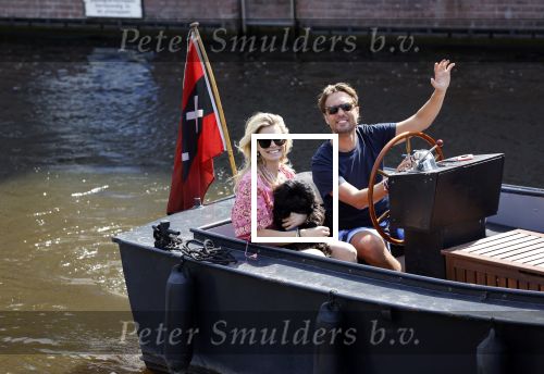 Amsterdam 21 mei 2020
Nicolette v dam en Bas Smit varen met dochters op de boot door de Amsterdamse grachten.