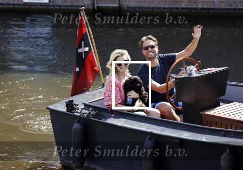 Amsterdam 21 mei 2020
Nicolette v dam en Bas Smit varen met dochters op de boot door de Amsterdamse grachten.