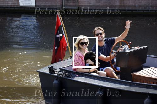 Amsterdam 21 mei 2020
Nicolette v dam en Bas Smit varen met dochters op de boot door de Amsterdamse grachten.