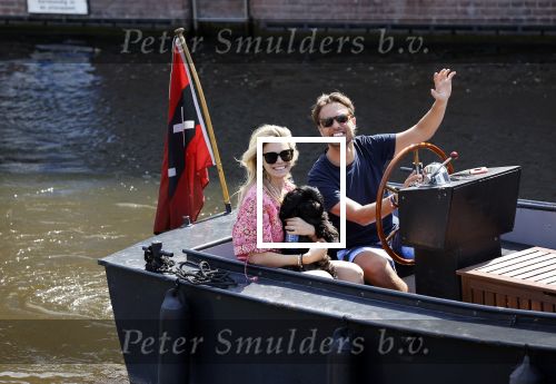 Amsterdam 21 mei 2020
Nicolette v dam en Bas Smit varen met dochters op de boot door de Amsterdamse grachten.