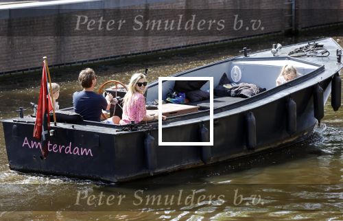 Amsterdam 21 mei 2020
Nicolette v dam en Bas Smit varen met dochters op de boot door de Amsterdamse grachten.