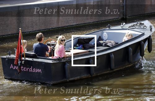 Amsterdam 21 mei 2020
Nicolette v dam en Bas Smit varen met dochters op de boot door de Amsterdamse grachten.