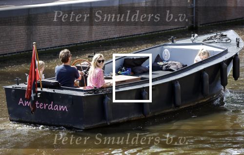 Amsterdam 21 mei 2020
Nicolette v dam en Bas Smit varen met dochters op de boot door de Amsterdamse grachten.