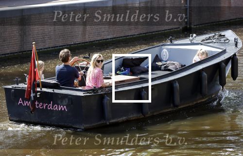 Amsterdam 21 mei 2020
Nicolette v dam en Bas Smit varen met dochters op de boot door de Amsterdamse grachten.