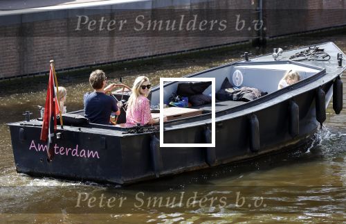 Amsterdam 21 mei 2020
Nicolette v dam en Bas Smit varen met dochters op de boot door de Amsterdamse grachten.