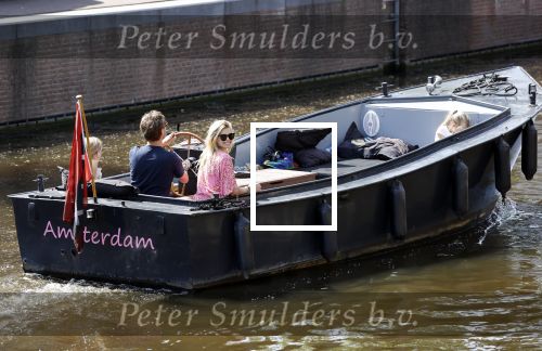 Amsterdam 21 mei 2020
Nicolette v dam en Bas Smit varen met dochters op de boot door de Amsterdamse grachten.
