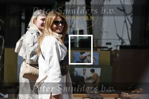 Amsterdam 15 mei 2020
Olcay Gulsen met een vriendin op de pc hooftstraat
