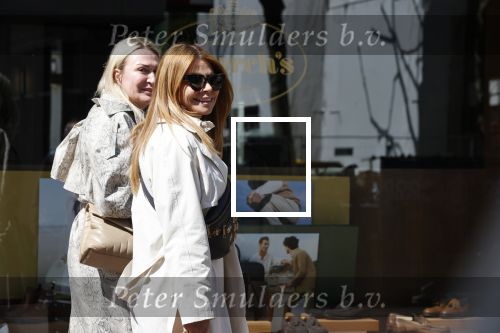 Amsterdam 15 mei 2020
Olcay Gulsen met een vriendin op de pc hooftstraat