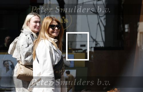 Amsterdam 15 mei 2020
Olcay Gulsen met een vriendin op de pc hooftstraat