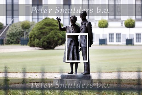 Soestdijk 12 mei 2020
Een beeld van prins Bernhard en prinses Juliana staat voor paleis Soestdijk