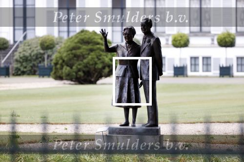Soestdijk 12 mei 2020
Een beeld van prins Bernhard en prinses Juliana staat voor paleis Soestdijk