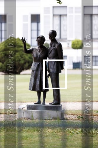 Soestdijk 12 mei 2020
Een beeld van prins Bernhard en prinses Juliana staat voor paleis Soestdijk