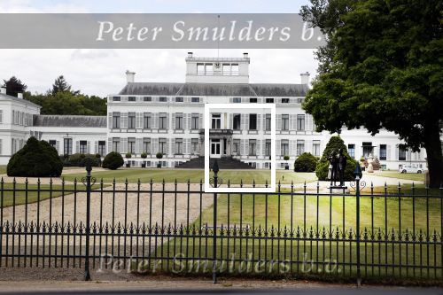 Soestdijk 12 mei 2020
Een beeld van prins Bernhard en prinses Juliana staat voor paleis Soestdijk