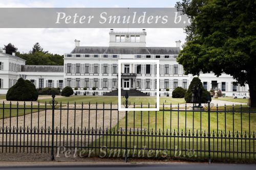 Soestdijk 12 mei 2020
Een beeld van prins Bernhard en prinses Juliana staat voor paleis Soestdijk