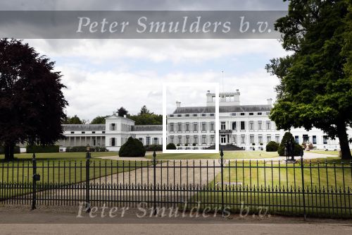 Soestdijk 12 mei 2020
Een beeld van prins Bernhard en prinses Juliana staat voor paleis Soestdijk