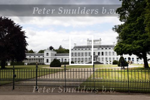 Soestdijk 12 mei 2020
Een beeld van prins Bernhard en prinses Juliana staat voor paleis Soestdijk