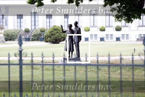 Soestdijk 12 mei 2020
Een beeld van prins Bernhard en prinses Juliana staat voor paleis Soestdijk