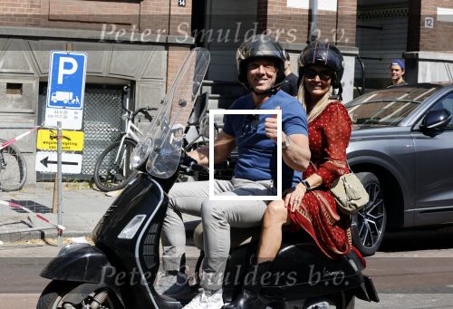 Amsterdam 9  mei 2020
Patrick Singels met zijn vrouw Corine op de scooter.