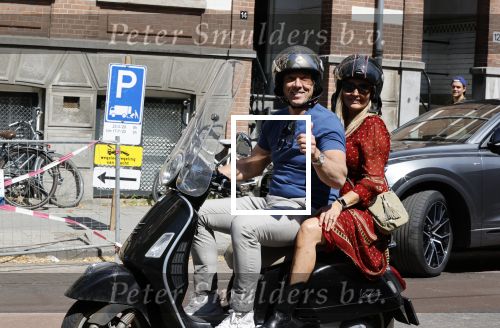 Amsterdam 9  mei 2020
Patrick Singels met zijn vrouw Corine op de scooter.