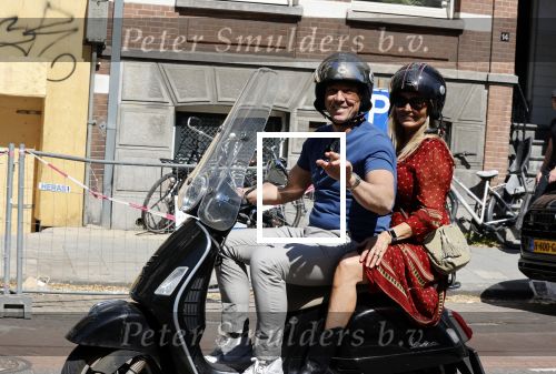 Amsterdam 9  mei 2020
Patrick Singels met zijn vrouw Corine op de scooter.