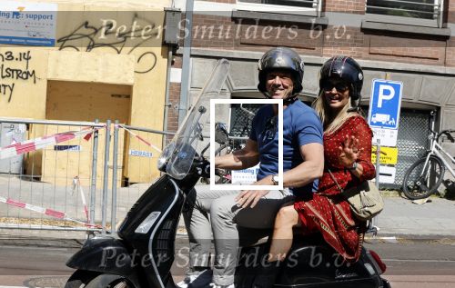 Amsterdam 9  mei 2020
Patrick Singels met zijn vrouw Corine op de scooter.