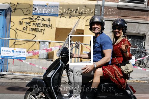 Amsterdam 9  mei 2020
Patrick Singels met zijn vrouw Corine op de scooter.