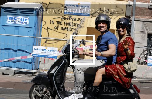 Amsterdam 9  mei 2020
Patrick Singels met zijn vrouw Corine op de scooter.