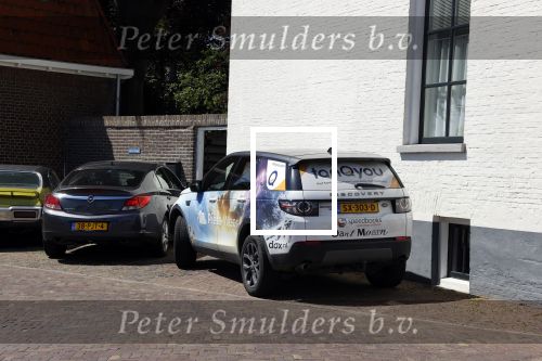 Harlingen 28 mei 2020
Piet Paulusma voor zijn huis in Harlingen.