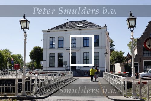 Harlingen 28 mei 2020
Piet Paulusma voor zijn huis in Harlingen.