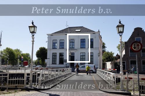 Harlingen 28 mei 2020
Piet Paulusma voor zijn huis in Harlingen.