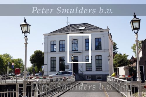Harlingen 28 mei 2020
Piet Paulusma voor zijn huis in Harlingen.