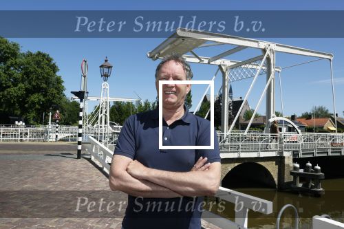 Harlingen 28 mei 2020
Piet Paulusma voor zijn huis in Harlingen.