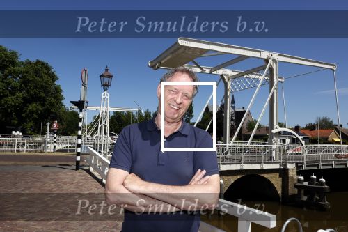 Harlingen 28 mei 2020
Piet Paulusma voor zijn huis in Harlingen.