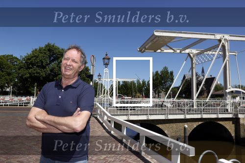 Harlingen 28 mei 2020
Piet Paulusma voor zijn huis in Harlingen.