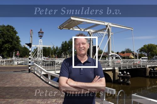 Harlingen 28 mei 2020
Piet Paulusma voor zijn huis in Harlingen.