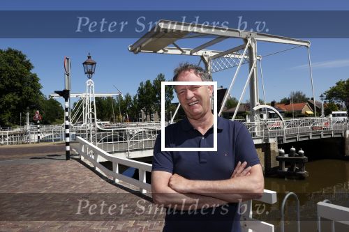 Harlingen 28 mei 2020
Piet Paulusma voor zijn huis in Harlingen.