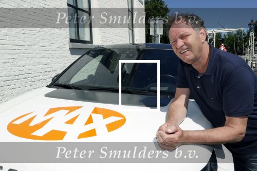 Harlingen 28 mei 2020
Piet Paulusma voor zijn huis in Harlingen.