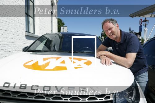 Harlingen 28 mei 2020
Piet Paulusma voor zijn huis in Harlingen.