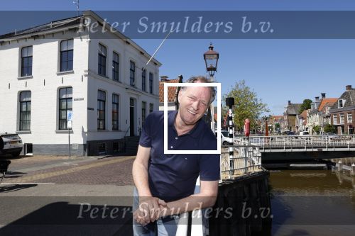 Harlingen 28 mei 2020
Piet Paulusma voor zijn huis in Harlingen.
