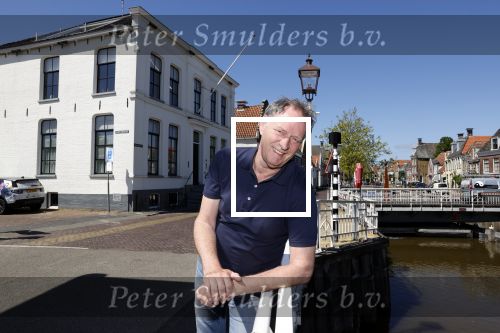Harlingen 28 mei 2020
Piet Paulusma voor zijn huis in Harlingen.
