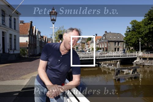 Harlingen 28 mei 2020
Piet Paulusma voor zijn huis in Harlingen.